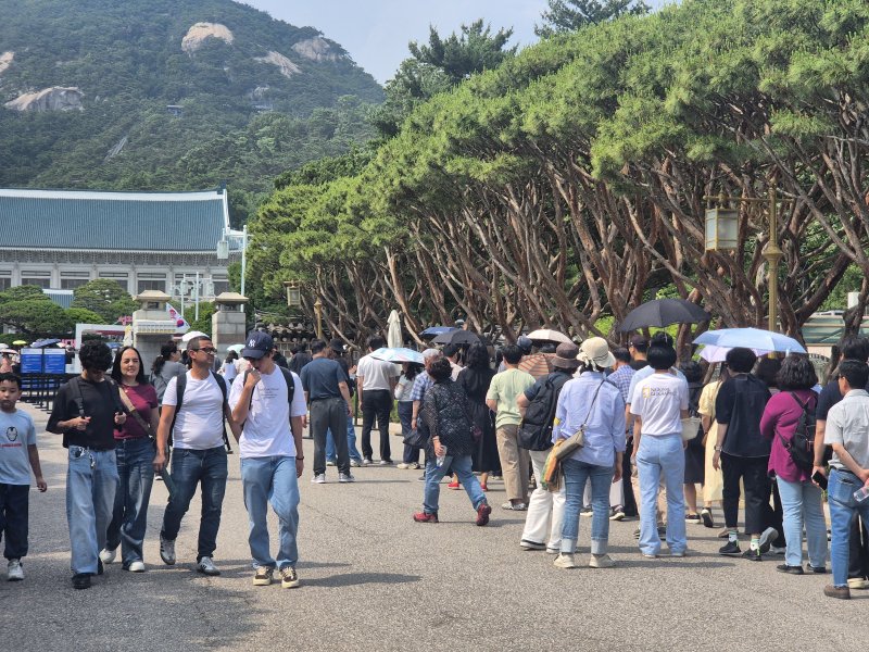 현충일 연휴 두 번째 날인 7일 오후 3시 쯤 청와대 정문 앞이 관람객들로 붐비고 있다. 2025.6.7/뉴스1 ⓒ News1 신윤하 기자
