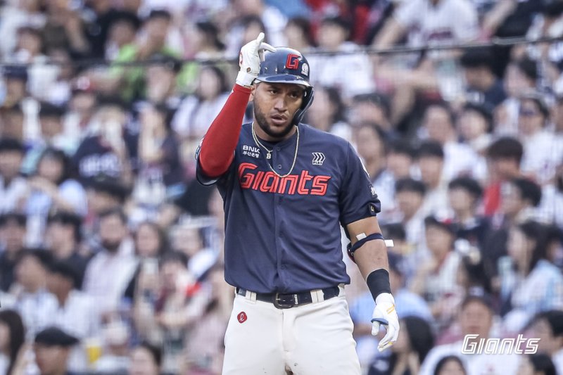 [서울=뉴시스] 프로야구 롯데 자이언츠 레이예스가 7일 서울 잠실구장에서 열린 2025 신한 쏠뱅크 KBO리그 두산 베어스와의 경기에서 안타를 친 뒤 환호하고 있다. (사진=롯데 자이언츠 제공) 2025.06.07.