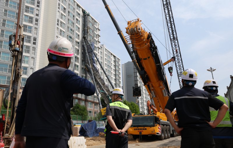 6일 오전 경기 용인시 기흥구 서천동 인덕원~동탄 복선전철 제10공구 노반신설 기타공사 현장에 '천공기'(지반을 뚫는 건설기계)가 넘어져 있다. 2025.6.6/뉴스1 ⓒ News1 김영운 기자