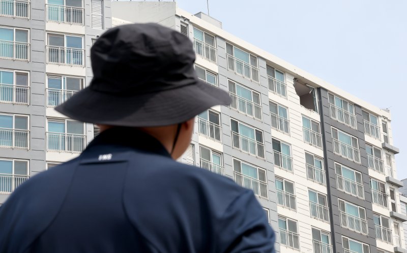 7일 오전 경기 용인시 기흥구 서천동 인덕원~동탄 복선 전철 제10공구 노반신설 기타공사 현장 천공기 사고 피해 아파트 벽면이 파손돼 있다. 2025.6.7/뉴스1 ⓒ News1 장수영 기자