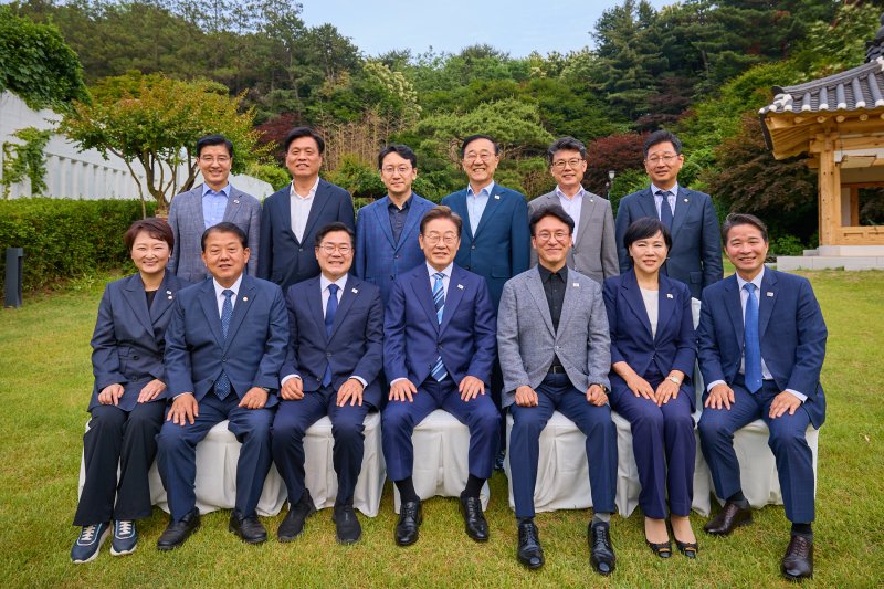 (서울=뉴스1) 허경 기자 = 이재명 대통령이 7일 서울 한남동 관저에서 더불어민주당 1·2기 지도부 등 의원들을 초청해 가진 만찬에 앞서 기념촬영을 하고 있다. (대통령실 제공. 재판매 및 DB 금지) 2025.6.7/뉴스1 /사진=뉴스1화상