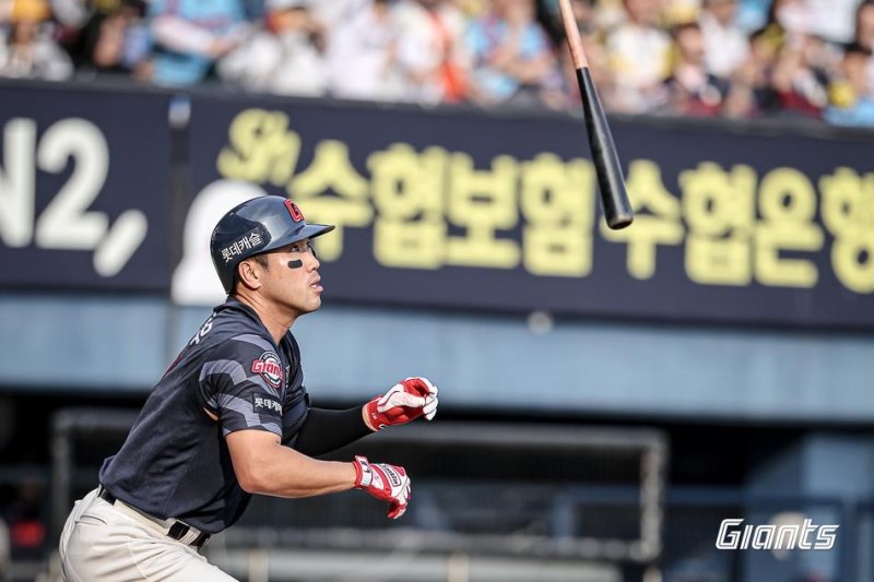 홈런 치는 전준우 (출처=연합뉴스)