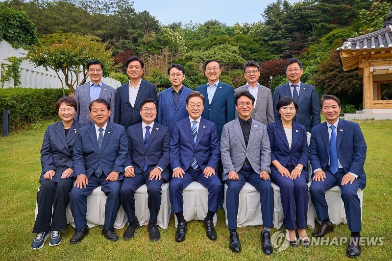 이재명 대통령, 여당 지도부와 만찬 (출처=연합뉴스)