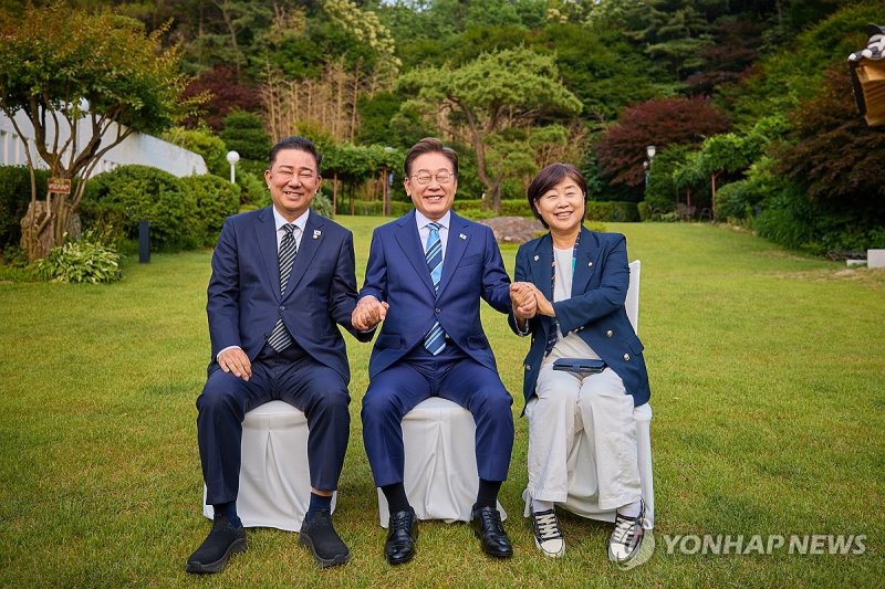 이재명 대통령과 여당 원내대표 출마 의원들 (출처=연합뉴스)