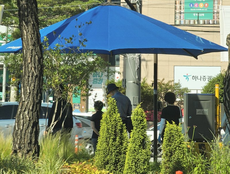 4일 오전 경북 포항시 오광장 횡단보도에서 출근길 시민들이 그늘막 아래에서 햇볕을 잠시 피하고 있다. 2025.6.4/뉴스1 ⓒ News1 최창호 기자