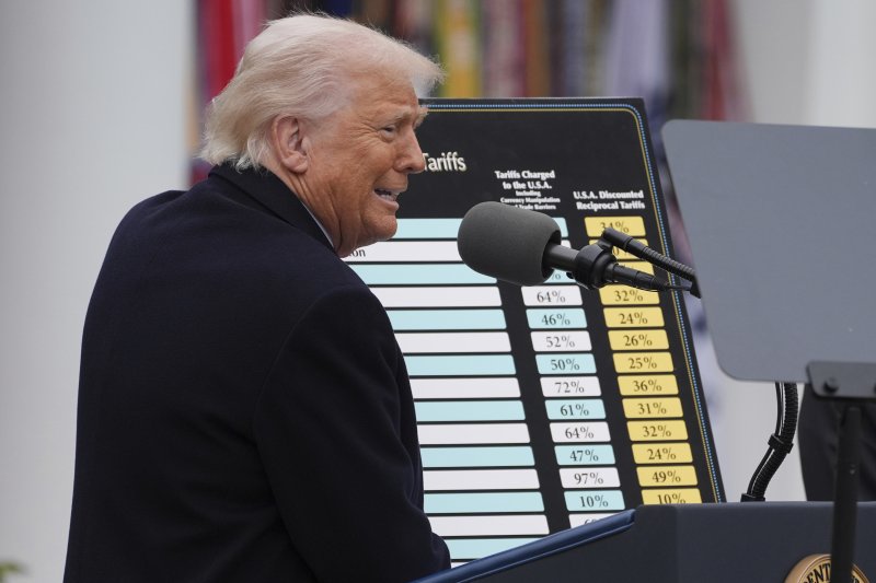 [워싱턴=AP/뉴시스] 도널드 트럼프 미국 대통령이 지난 4월 2일(현지 시간) 백악관 경내 로즈가든에서 '미국을 다시 부유하게'라는 행사를 열고 국가별 상호 관세를 발표하고 있다. 2025.06.08.