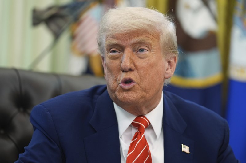 [워싱턴=AP/뉴시스] 도널드 트럼프 미국 대통령이 지난달 30일(현지 시간) 백악관 집무실에서 일론 머스크 테슬라 최고경영자(CEO)를 배석한 채 기자들의 질문에 답하고 있다. 2025.06.08.