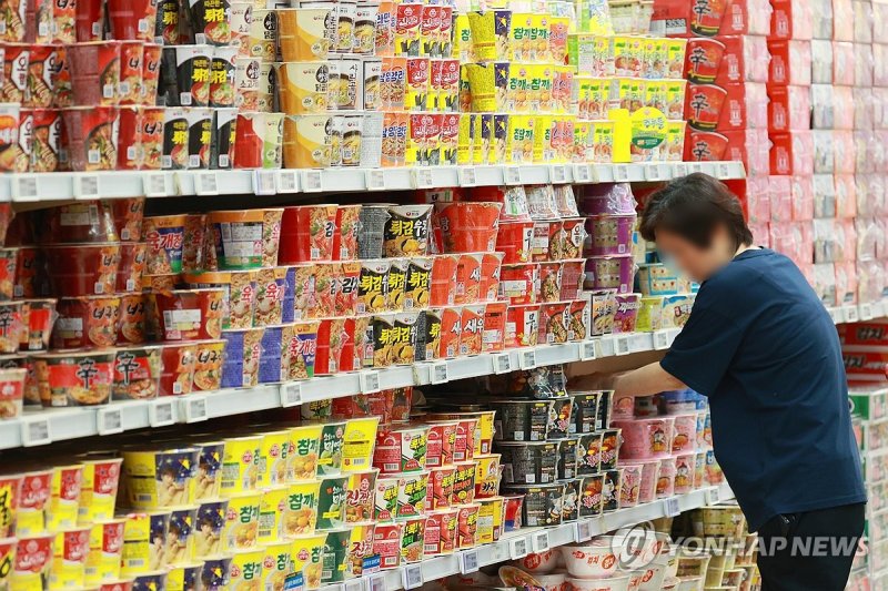 혼란기 라면·과자 등 식품값 줄인상에 서민 물가부담 (출처=연합뉴스)