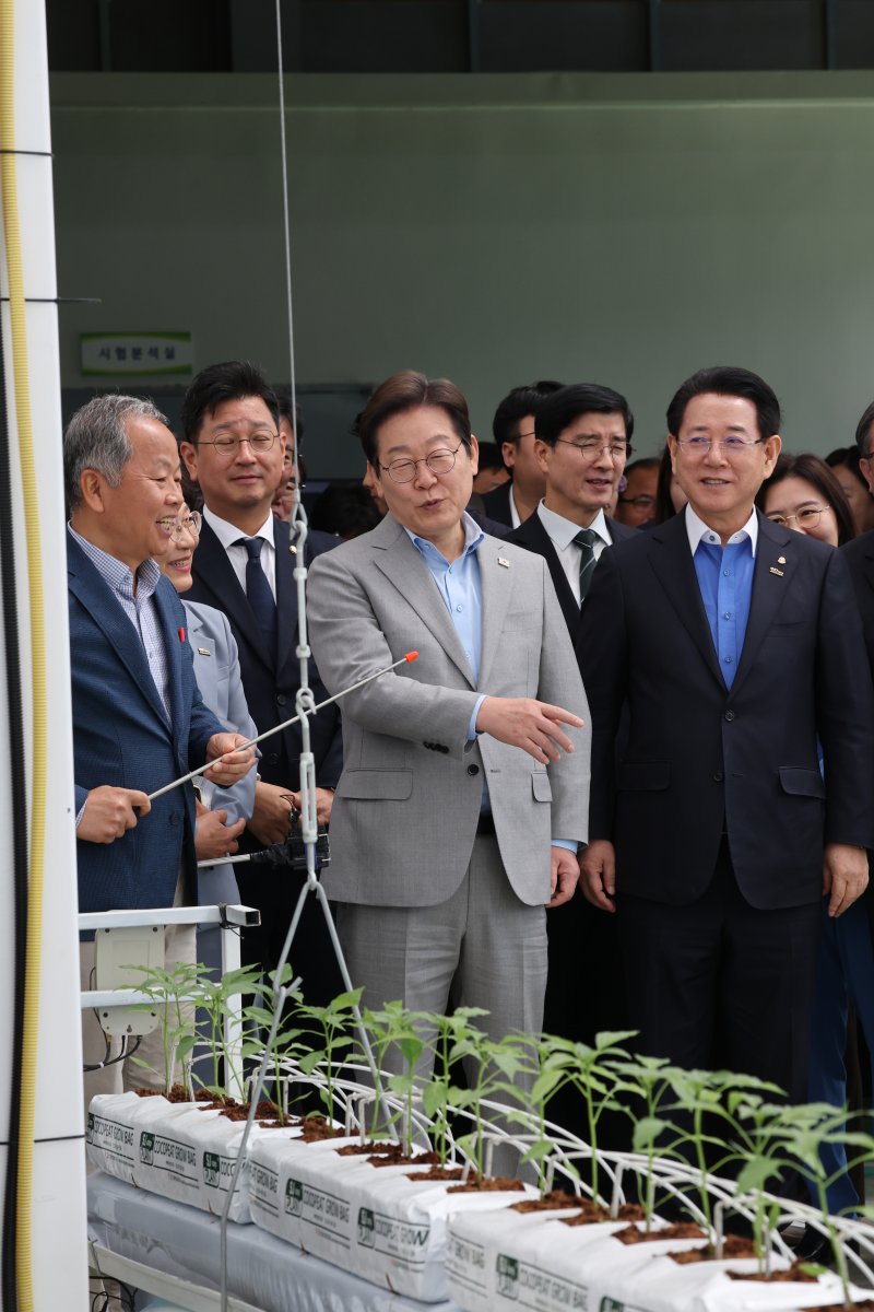 이재명 대통령(당시 더불어민주당 대선 경선 후보)가 25일 전남농업기술원에서 농업과학기술진흥 간담회를 갖고 에너지자립형 온실을 둘러보고 있다. 2025.4.25/뉴스1 ⓒ News1 김태성 기자