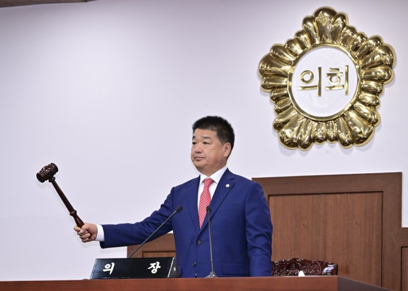[김천=뉴시스] 나영민 의장이 정례회 개회를 선언하고 있다. (사진=라이브카지노 제공) 2025.06.08 photo@newsis.com *재판매 및 DB 금지