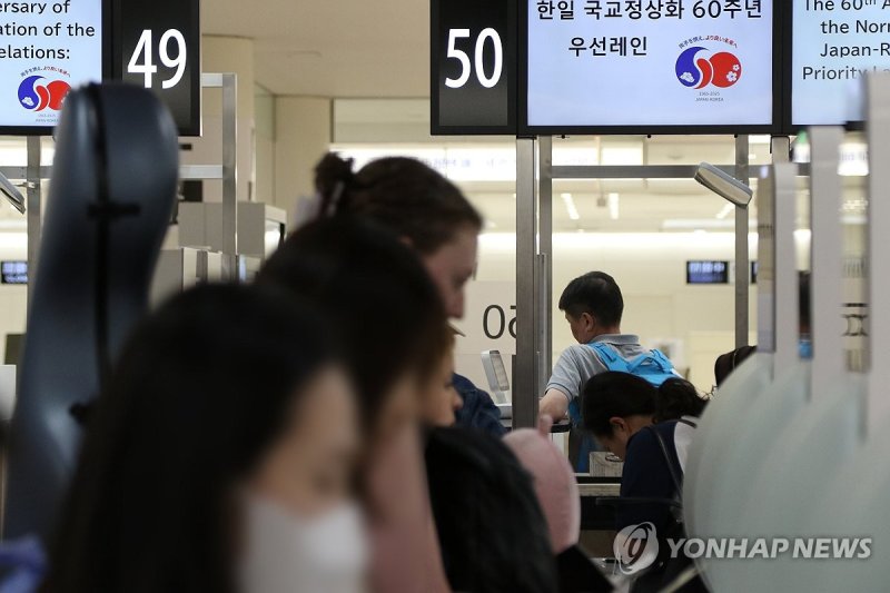 도쿄 하네다공항 한국인 우선 레인 이용하는 한국인 (출처=연합뉴스)