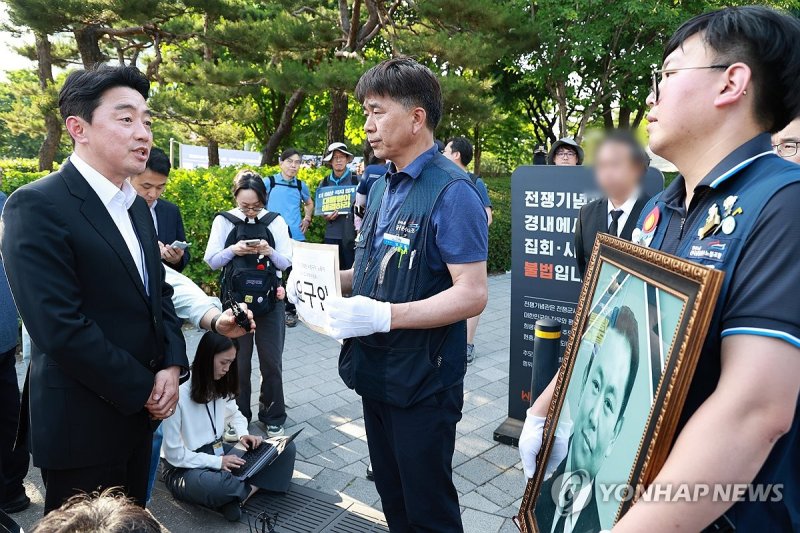 태안화력발전 사고 대책위 만난 강훈식 대통령비서실장 (출처=연합뉴스)