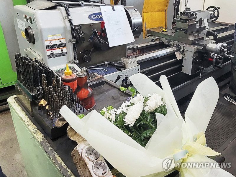 '가지런히 정돈된 작업장에는 국화꽃만' (출처=연합뉴스)