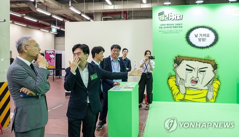 지난해 월드 웹툰 페스티벌 어워즈 찾은 유인촌 문체부 장관 (출처=연합뉴스)