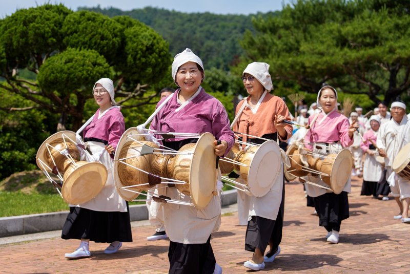 '2025 벳38'가 열리고 있는 7일 전통 농경문화의 진수를 보여주는 '장뜰두레농요'를 시연하고 있다.(증평군 제공, 재판매 및 DB금지)/뉴스1