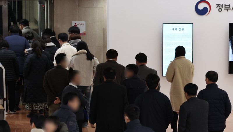 [서울=뉴시스] 김명원 기자 = 2023년 11월 14일 서울 종로구 정부서울청사에서 공무원들이 점심 식사를 위해 청사를 나서고 있다. 2023.11.14. kmx1105@newsis.com