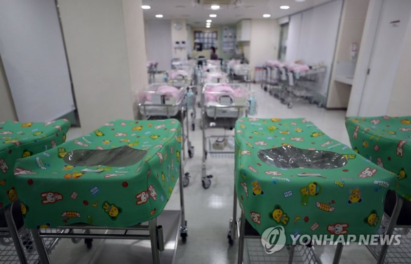 서울 시내 병원의 신생아실 (출처=연합뉴스)