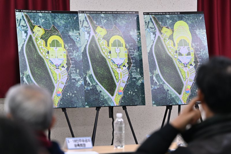 [광주=뉴시스] 이영주 기자 = 23일 오후 광주 북구 운정동 국립5·18민주묘지 민주관 세미나실에서 열린 국립5·18민주묘지 신케이카지노 기본구상 및 타당성 조사용역 최종보고회에서 참석자들이 통합 신케이카지노 대안을 보고 있다. 2025.01.23. leeyj2578@newsis.com