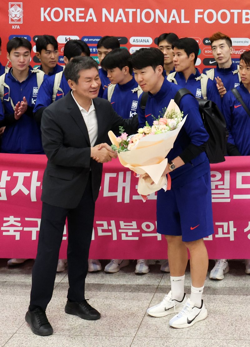 [인천공항=뉴시스] 김선웅 기자 = 이라크 원정 경기에서 승리해 북중미 산타카지노 본선 진출에 성공한 축구 국가대표팀 손흥민이 6일 인천국제공항을 통해 귀국해 정몽규 대한축구협회장으로부터 꽃다발을 전달받고 있다. 2025.06.06. mangusta@newsis.com