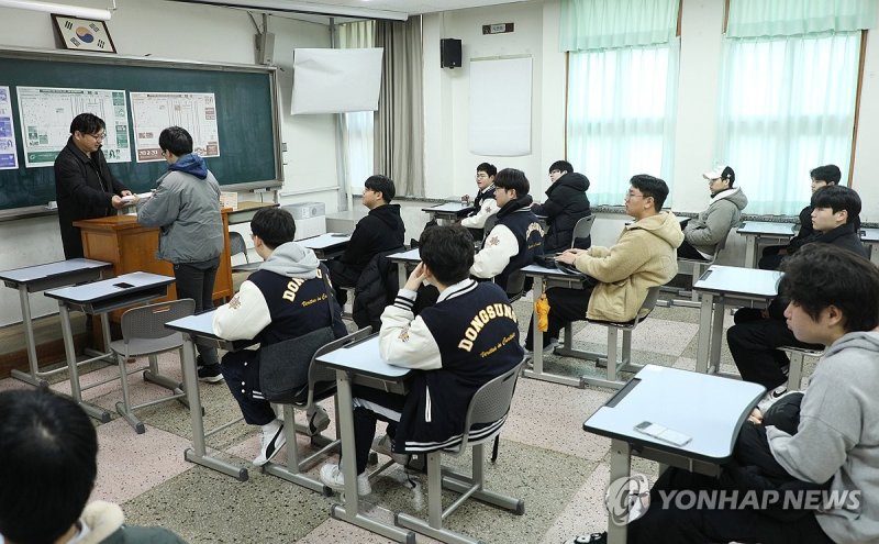 2025학년도 대학수학능력시험 성적표 배부 (출처=연합뉴스)
