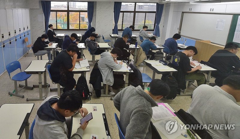 시험 시작 기다리는 수험생들 (출처=연합뉴스)