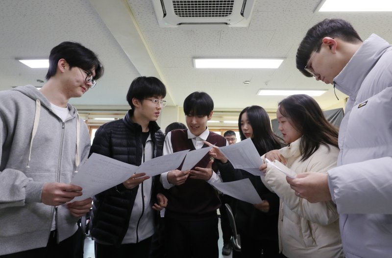 2025학년도 대학수학능력시험(수능) 성적표가 배부된 지난해 12월 6일 오전 경기 수원시 영통구 효원고등학교에서 성적표를 받은 학생들이 수능 성적을 확인하고 있다. /뉴스1 ⓒ News1 김영운 기자