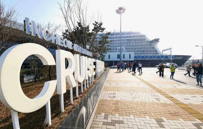 [인천=뉴시스] 김동영 기자 = 7일 오전 인천시 연수구 송도동 인천항 크루즈터미널 앞 주차장에서 승객들이 관광을 즐기기 위해 버스로 향하고 있다. 2023.04.07. dy0121@newsis.com