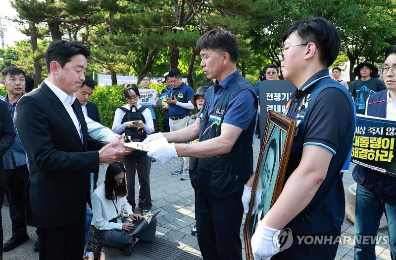 강훈식 대통령비서실장, 태안화력발전소 사고 대책위 요구안 직접 수령 (출처=연합뉴스)
