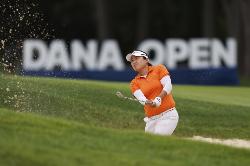 [실베이니아=AP/뉴시스] 이일희가 2023년 7월13일(현지 시간) 미국 오하이오주 실베이니아에서 열린 LPGA 투어 톨레도 클래식 1라운드 18번 홀 벙커에서 칩샷을 하고 있다. 2023.07.14.