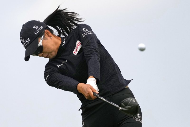 [에린=AP/뉴시스] 윤이나가 지난달 29일(현지 시간) 미 위스콘신주 에린의 에린힐스에서 열린 미국여자프로골프(LPGA) 투어 제80회 US여자오픈 첫날 12번 홀에서 티샷하고 있다. 윤이나는 1언더파 71타 공동 19위에 이름을 올렸다. 2025.05.30.