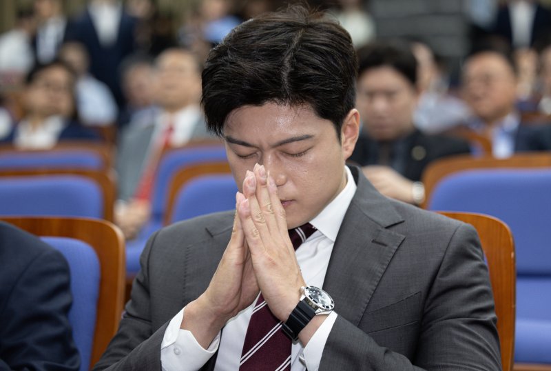김용태 국민의힘 비상대책위원장이 5일 오전 서울 여의도 국회에서 열린 의원총회에서 생각에 잠겨 있다. 2025.6.5/뉴스1 ⓒ News1 이재명 기자