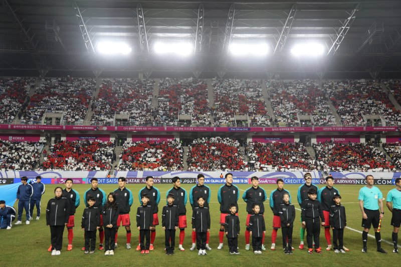 [수원=뉴시스] 김명년 기자 = 25일 경기 수원시 수원콜로세움 토토경기장에서 열린 2026 국제축구연맹(FIFA) 북중미 콜로세움 토토 아시아 지역 3차 예선 B조 8차전 대한민국과 요르단의 경기, 관중들이 콜로세움 토토 11회 연속 진출 기원 카드섹션을 하고 있다. 2025.03.25. kmn@newsis.com