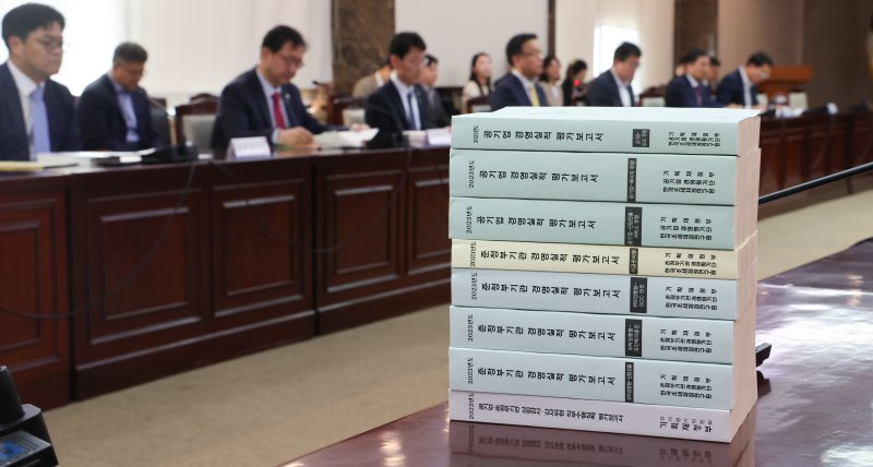 서울 종로구 정부서울청사에서 열린 공공기관운영위원회 회의에 2023년 공기업 경영실적 등 바카라 베팅보고서가 놓여 있다. 2024.6.19/뉴스1 ⓒ News1 허경 기자