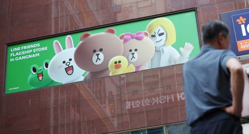 13일 오후 서울 서초구 라인프렌즈 플래그십스토어 강남점에서 시민이 지나가고 있다. 2024.5.13/아리아카지노1 ⓒ News1 김민지 기자