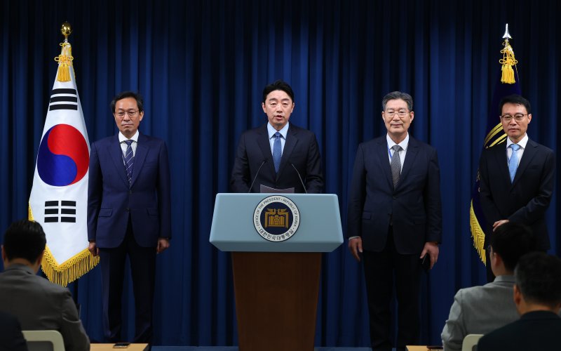 강훈식 비서실장이 8일 서울 용산구 대통령실 브리핑룸에서 이재명 대통령의 인선 관련 브리핑을 하고 있다. 왼쪽부터 우상호 정무수석, 강 비서실장, 오광수 민정수석, 이규연 홍보수석. 사진=뉴시스