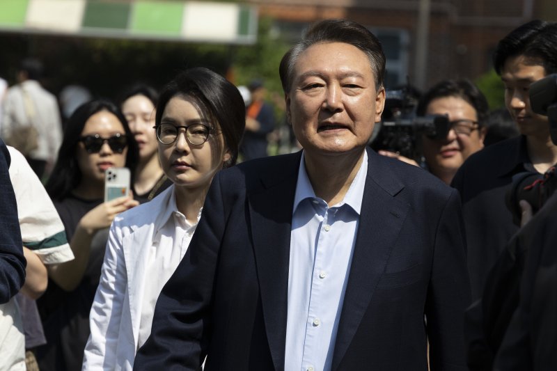 [서울=뉴시스] 박주성 기자 = 윤석열 전 케이플레이 내외가 제21대 케이플레이선거일인 3일 오전 서울 서초구 원명초등학교에 마련된 서초4동 제3투표소로 향하고 있다. (공동취재) 2025.06.03. photo@newsis.com