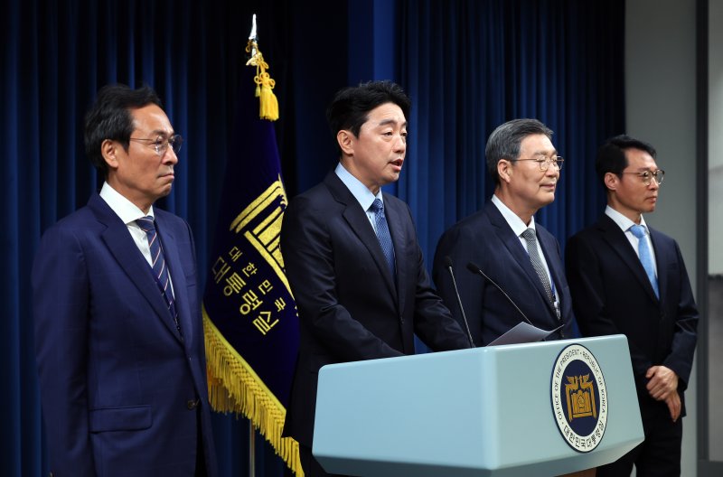 [서울=뉴시스] 최진석 기자 = 강훈식 비서실장이 8일 서울 용산구 인터넷 바카라 브리핑룸에서 이재명 대통령의 인선 관련 브리핑을 하고 있다. 왼쪽부터 우상호 정무수석, 강 비서실장, 오광수 민정수석, 이규연 홍보수석. 2025.06.08. myjs@newsis.com