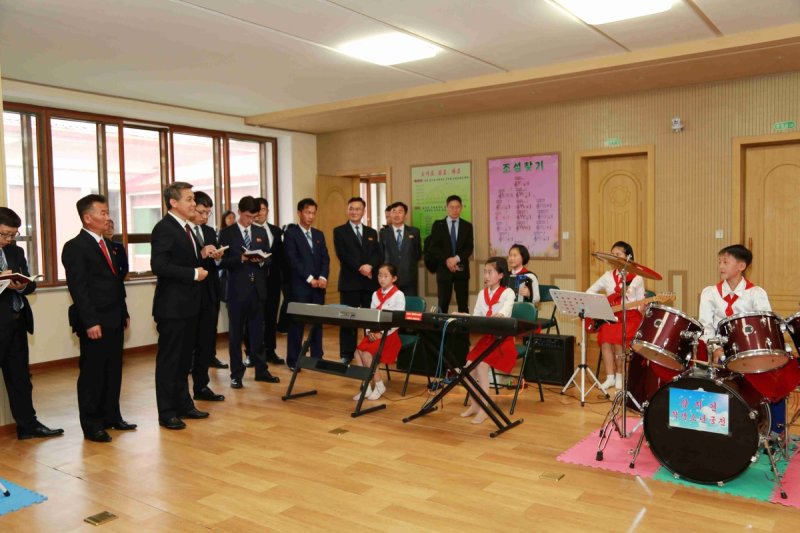 삼지연학생소년궁전 찾은 왕야쥔 중국대사 (출처=연합뉴스)