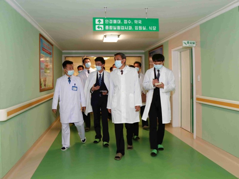 삼지연 병원 방문한 왕야쥔 중국대사 (출처=연합뉴스)