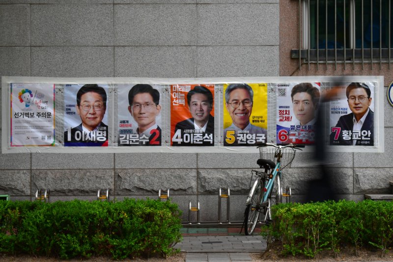 경북경찰청은 지난 3일 실시한 제21대 대통령 선거와 관련해 선거사범 사건 135건(143명)을 접수해 3건(3명)을 종결하고 132건(140명)을 수사 중이라고 8일 밝혔다. 사진은 지난달 22일 경북 포항시 남구 대잠동 행정복지센터 벽에 붙어 있는 대통령후보 선거 벽보. (사진은 기사 내용과 무관함) 2025.5.22/뉴스1 ⓒ News1 최창호 기자