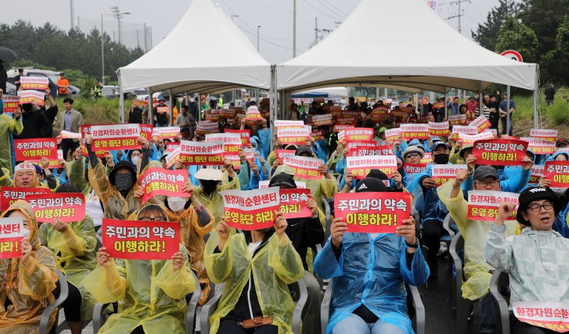 제주시 구좌읍 동복리 주민들이 8일 오전 제주시 구좌읍 동복리 제주환경자원순환센터 진입로에서 집회를 하고 있다. 지역 주민들은 제주도에 센터 설립 당시 약속한 농경지 폐열지원사업 또는 대체 사업을 추진해 달라며 이틀째 센터 진입로를 가로막고 있다. 도는 관련 공문서나 회의록에서 해당 약속이 확인되지 않았다는 입장이다. 2025.6.8/뉴스1 ⓒ News1 오미란 기자