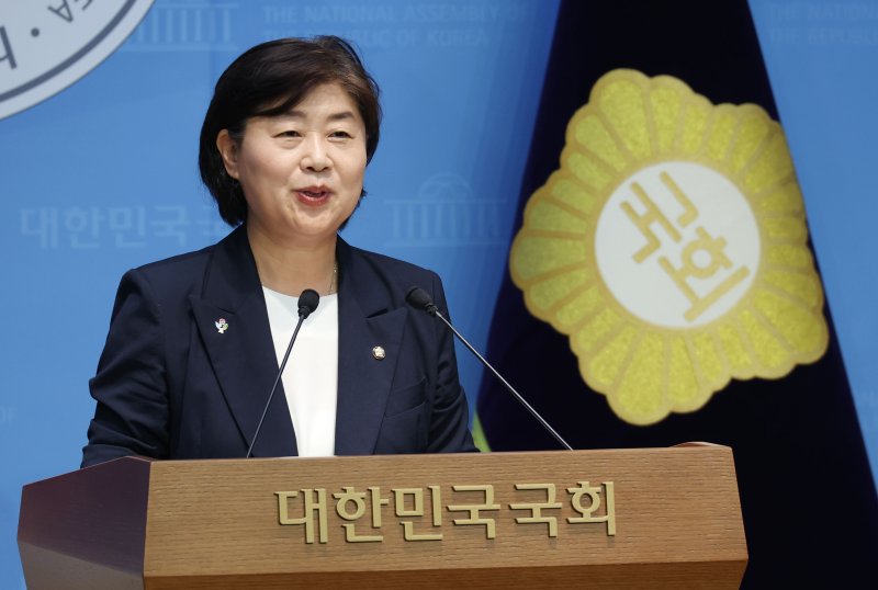 더불어민주당 차기 원내대표 선거에 나서는 서영교 의원이 8일 오전 서울 여의도 국회 소통관에서 현안 관련 기자회견을 하고 있다. 사진=뉴스1