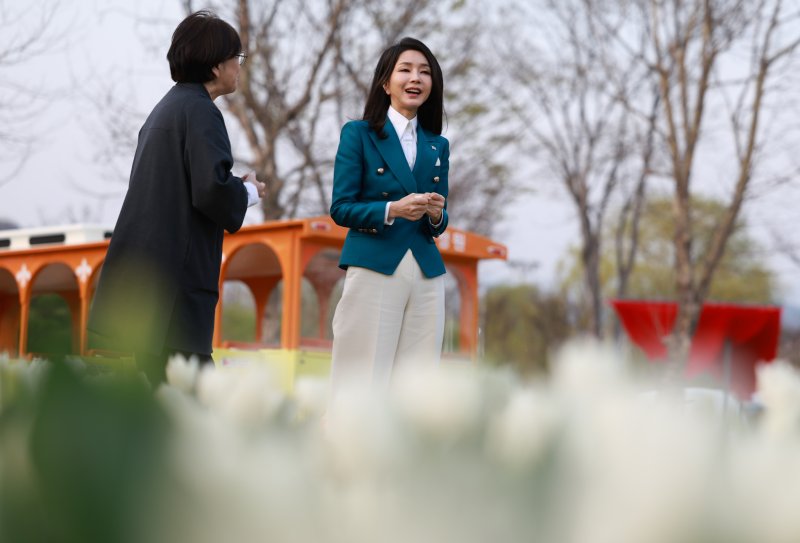 [순천=뉴시스] 윤석열 대통령 부인 김건희 여사가 지난 31일 전남 순천 순천만국가정원에서 열린 2023 순천만국제정원박람회 개막식에 앞서 네덜란드 정원을 둘러보고 있다. (사진=대통령실 제공) 2023.04.01. photo@newsis.com *재판매 및 DB 금지