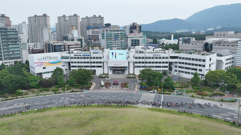 [창원=뉴시스] 강경국 기자 = 경상남도가 주최한 국제도로사이틀대회 '투르 드 경남 2025'에 참가한 선수들이 8일 경남도청광장 일원에서 열린 창원 구간을 질주하고 있다. (사진=창원시청 제공). 2025.06.08. photo@newsis.com *재판매 및 DB 금지