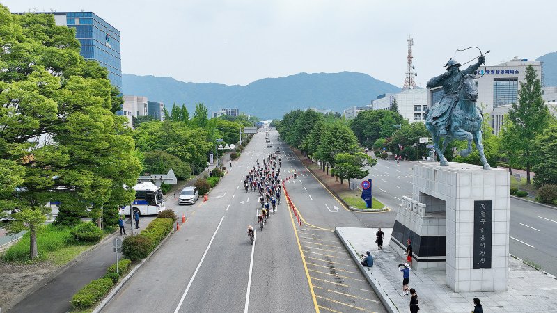 [창원=뉴시스] 강경국 기자 = 경상남도가 주최한 국제도로사이틀대회 '투르 드 경남 2025'에 참가한 선수들이 8일 경남도청광장 일원에서 열린 창원 구간을 질주하고 있다. (사진=창원시청 제공). 2025.06.08. photo@newsis.com *재판매 및 DB 금지