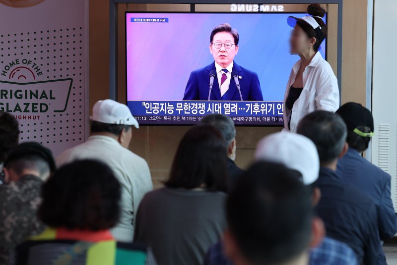 4일 서울 용산구 서울역 대합실에서 시민들이 이재명 대통령의 제21대 대통령 취임 선서를 시청하고 있다. 2025.6.4/뉴스1 ⓒ News1 김성진 기자