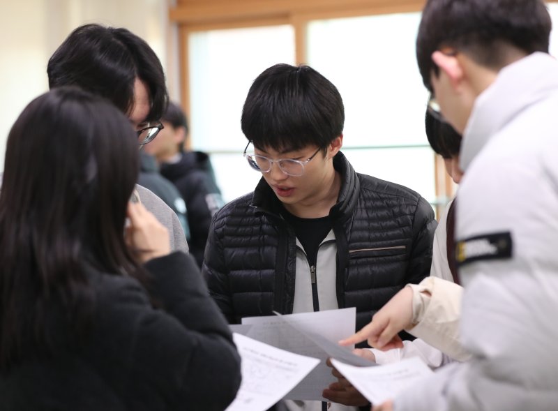 2025학년도 대학수학능력시험(수능) 성적표가 배부된 지난해 12월 6일 한 고등학교에서 3학년 베네치아 카지노들이 성적을 확인하고 있다. /뉴스1 ⓒ News1 김영운 기자