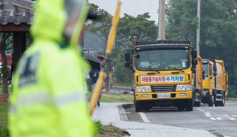 [페스타토토=뉴시스] 우장호 기자 = 8일 오전 페스타토토시 구좌읍 동복리 페스타토토환경자원순환센터 진입로에서 마을주민들이 이틀째 페스타토토도를 상대로 농경지 폐열지원사업 또는 대체 사업 추진을 요구하는 농성을 벌여 쓰레기 수거차량이 도로에 서 있다. 2025.06.08. woo1223@newsis.com