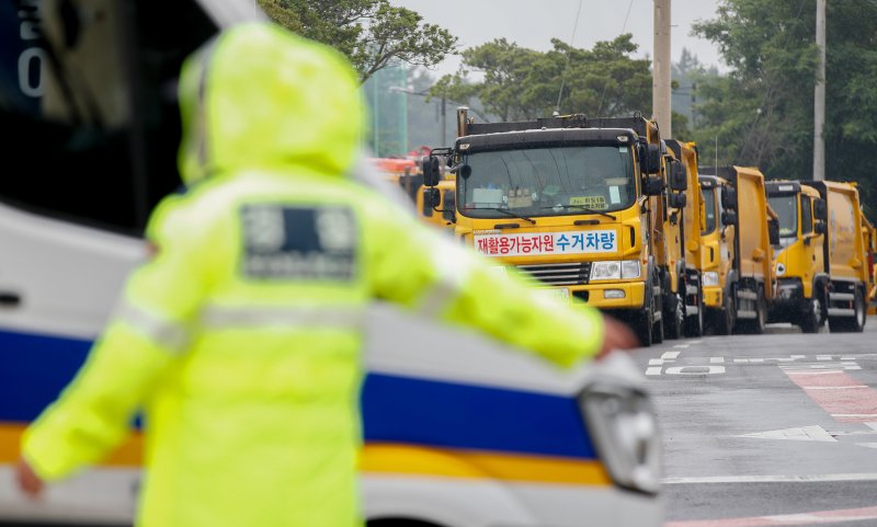 [페스타토토=뉴시스] 우장호 기자 = 8일 오전 페스타토토시 구좌읍 동복리 페스타토토환경자원순환센터 진입로에서 마을주민들이 이틀째 페스타토토도를 상대로 농경지 폐열지원사업 또는 대체 사업 추진을 요구하는 농성을 벌여 쓰레기 수거차량이 도로에 서 있다. 2025.06.08. woo1223@newsis.com