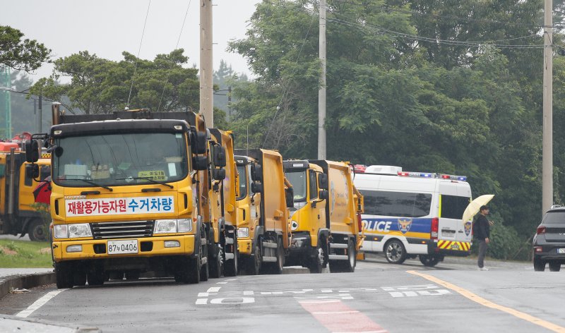 [페스타토토=뉴시스] 우장호 기자 = 8일 오전 페스타토토시 구좌읍 동복리 페스타토토환경자원순환센터 진입로에서 마을주민들이 이틀째 페스타토토도를 상대로 농경지 폐열지원사업 또는 대체 사업 추진을 요구하는 농성을 벌여 쓰레기 수거차량이 도로에 서 있다. 2025.06.08. woo1223@newsis.com